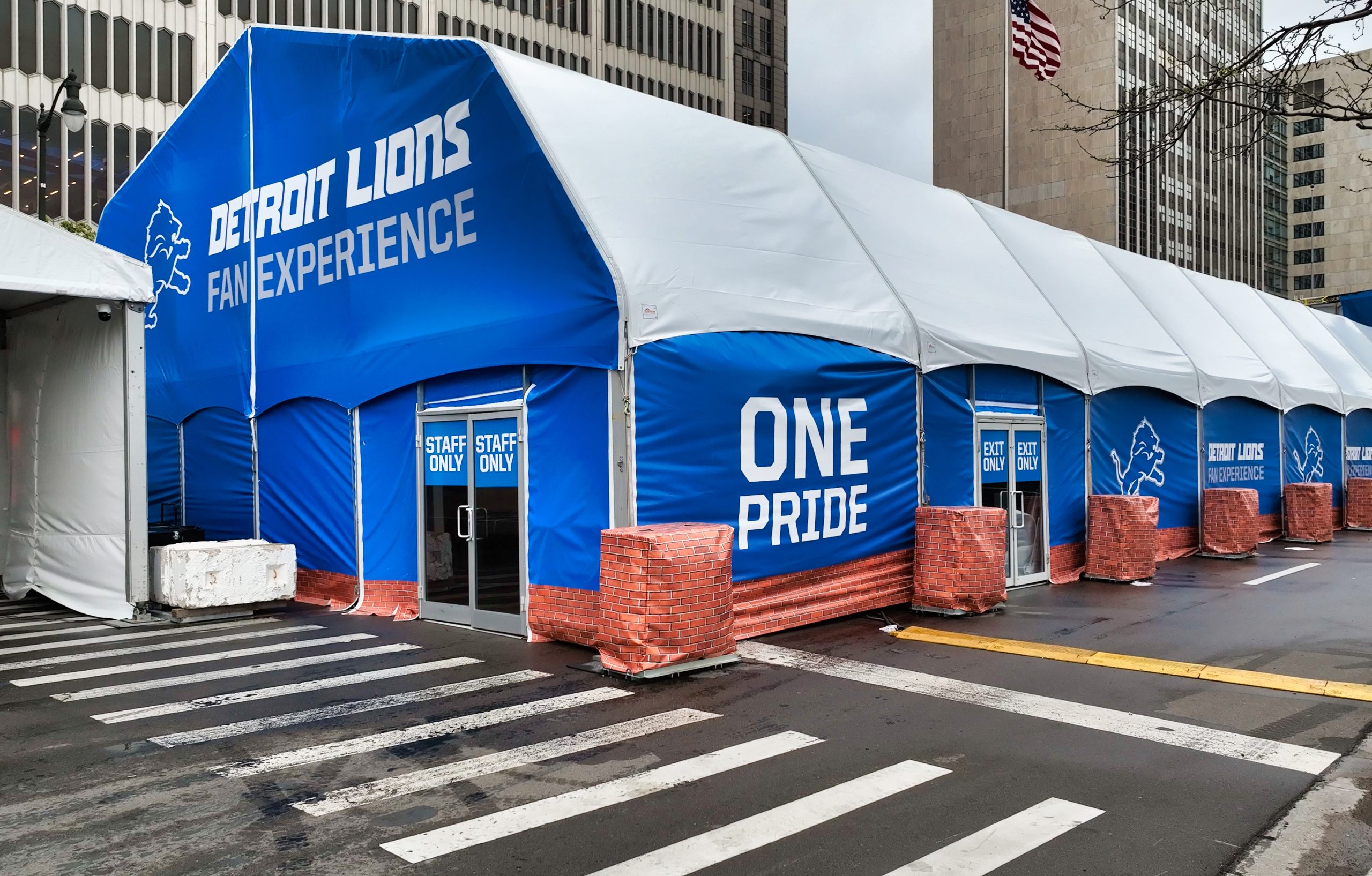 Event structure tent with lighting